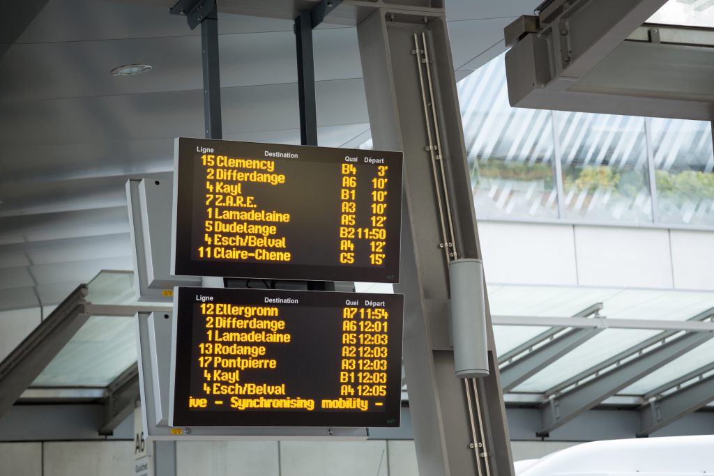 Affichage des départs en temps réel dans une gare routière